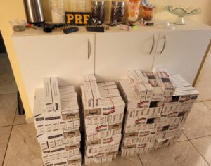 PRF estoura depósito de cigarros e apreende 44 mil maços em Londrina