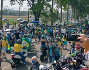 Bolsonaristas se reúnem para ato pró-governo em Londrina