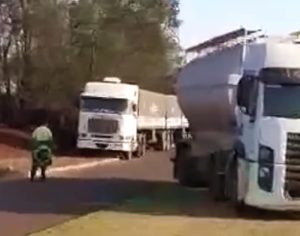 Militantes obrigam parada de caminhoneiros em ato pró-governo em Londrina