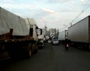 Caminhoneiros fazem bloqueios nas estradas da região nesta quarta