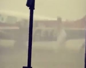 Vídeo: mulher se arrisca para segurar avião no temporal em Londrina