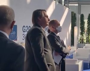 Vídeo constrangedor mostra Bolsonaro deslocado e sozinho na cúpula do G20