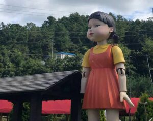 Boneca assassina de ‘Round 6’ causa sustos após surgir em vila sul-coreana