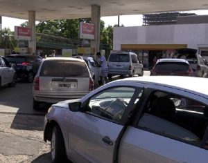 Brasileiros cruzam fronteira da Argentina para abastecer gasolina a R$ 3,10