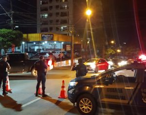 GM de Londrina recolhe dois veículos durante ação na Rua Paranaguá