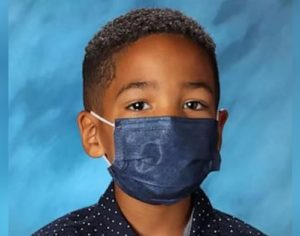 Menino de 6 anos se recusa a tirar máscara em foto da escola e viraliza na web