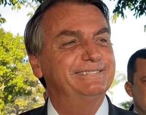 Bolsonaro pede Pix para pagar multa, recebe R$ 17 milhões e não paga dívida