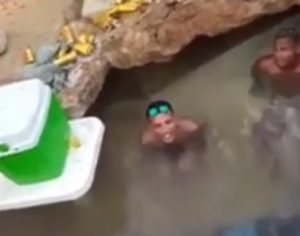 Moradores fazem ‘piscina’ em buraco aberto na rua e viralizam na internet
