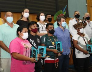 Indígenas que participam de projeto cultural recebem tablets em Londrina