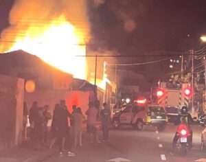 PMs resgatam jovem em meio ao fogo durante incêndio em Londrina