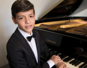 Pianista londrinense de 13 anos apresenta espetáculo neste domingo