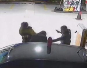 VÍDEO: assaltante atira em colega durante roubo a posto em Londrina