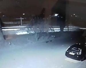 Câmera registra acidente de moto que arrancou poste em Londrina