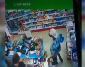 Homem assalta farmácia na Zona Sul de Londrina; vídeo
