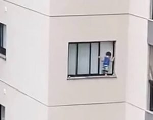 Criança é filmada pendurada em janela de edifício no Rio; vídeo