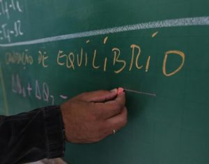 Governo do Paraná propõe piso salarial de R$ 5,5 mil para professores
