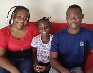Final feliz: mãe haitiana consegue trazer filhos para Londrina