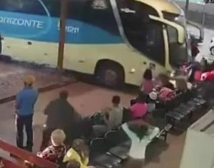 VÍDEO: ônibus perde controle e invade rodoviária em Goiás
