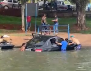 Pessoas tentam resgatar carro caído no Lago Igapó e vídeo viraliza; veja