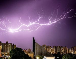 Defesa Civil emite alerta para risco de temporal em Londrina e região