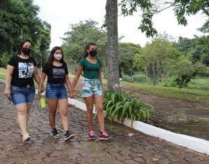 Parque Arthur Thomas recebe quase 100 pessoas em 1º dia de reabertura