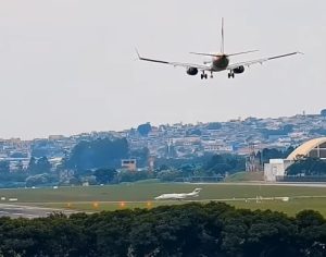 Vídeo registra avião arremetendo para evitar acidente em SP