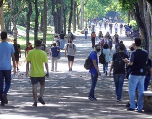 UEL recebe cerca de 8 mil estudantes em retorno presencial