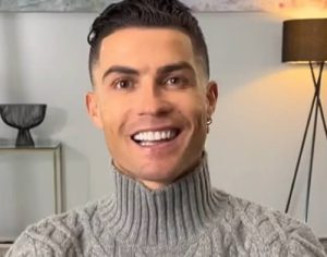 Cristiano Ronaldo bate recorde e agradece usando suéter de R$ 12 mil