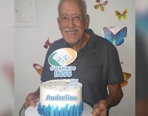 Idoso comemora 121 anos com bolo: ‘O terror do INSS’