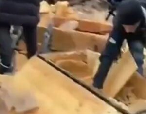 Governo da Ucrânia distribui armas à população; assista