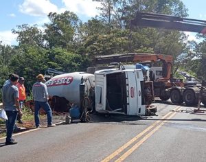 Motorista morre após acidente com dois caminhões no Norte do Paraná