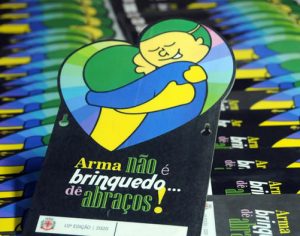 Compaz entrega selo ‘Arma Não é Brinquedo’ a 71 lojistas londrinenses