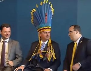 Usando cocar, Bolsonaro recebe Medalha do Mérito Indigenista