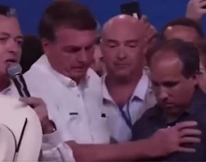 VÍDEO: Bolsonaro empurra intérprete de libras e interrompe tradução
