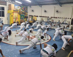 Projeto social: 30 crianças recebem graduação em capoeira em Londrina