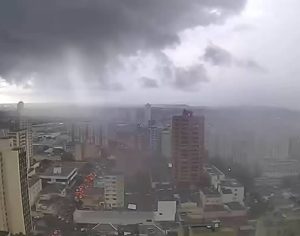 Vídeo mostra formação de chuva do alto de edifício em Londrina