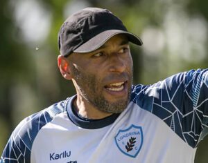 Edinho volta atrás e diz que continua no comando técnico do Londrina