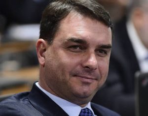 Flávio Bolsonaro vota contra redução do preço de combustíveis no Senado