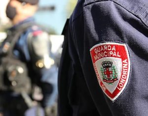 Agente da GM é preso após fugir da polícia e ser flagrado com drogas