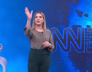 Apresentadora pausa jornal para tentar matar mosquito; assista