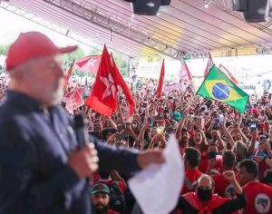 Lula é recebido por apoiadores durante evento em Londrina