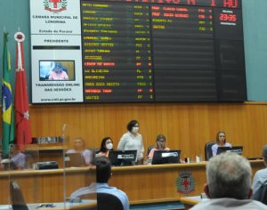 ‘Covidão’: Vereadores de Londrina aprovam projeto que proíbe cartão vacinal