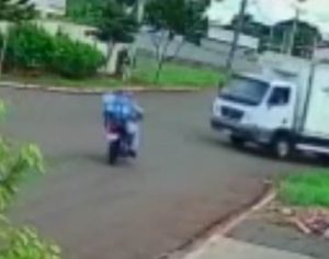 Jovem de 21 anos morre após colidir moto contra caminhão em Ibiporã