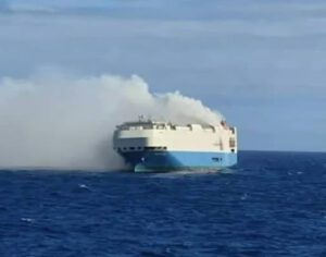 Navio com Bentleys, Porsches e Lamborghinis naufraga em Portugal