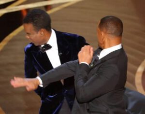 Will Smith dá tapa na cara de Chris Rock durante o Oscar 2022; assista