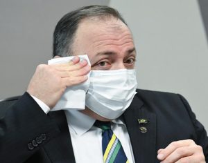 Bolsonaro transfere Pazuello para reserva remunerada do Exército