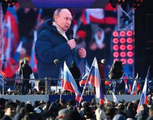 Putin discursa em estádio lotado e cita ‘nazismo ucraniano’