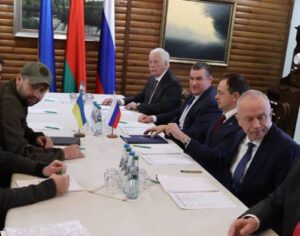 Rússia e Ucrânia concordam em criar corredores para retirar civis