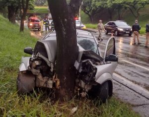 Jovem morre e dois ficam feridos após acidente na Dez de Dezembro