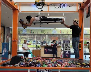 Brinquedo para ‘agarrar’ salgadinhos é atração em shopping de Londrina